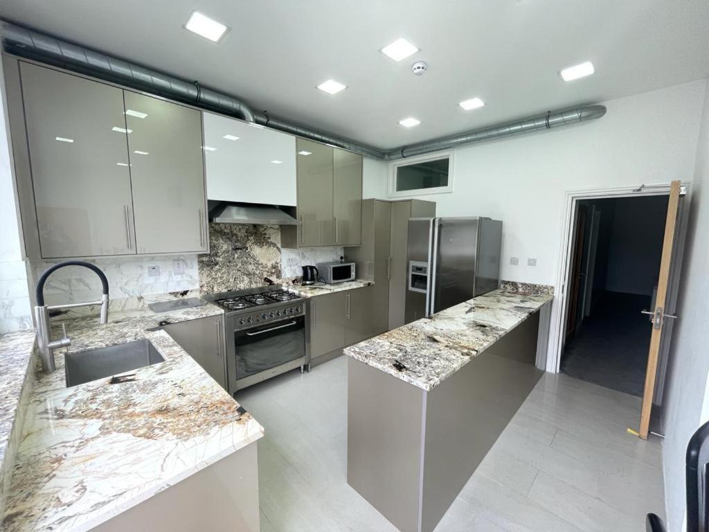 371 Guest House Ig1 4Uq Ilford Bagian luar foto